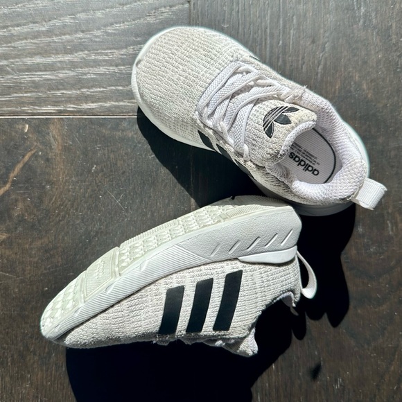 Adidas Swift Run size 5.5 - Picture 10 of 13